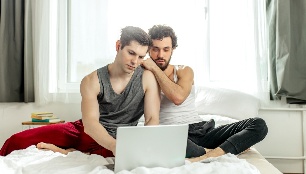 couple gay dans lit